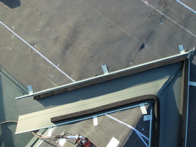 明石市の谷板金の施工途中